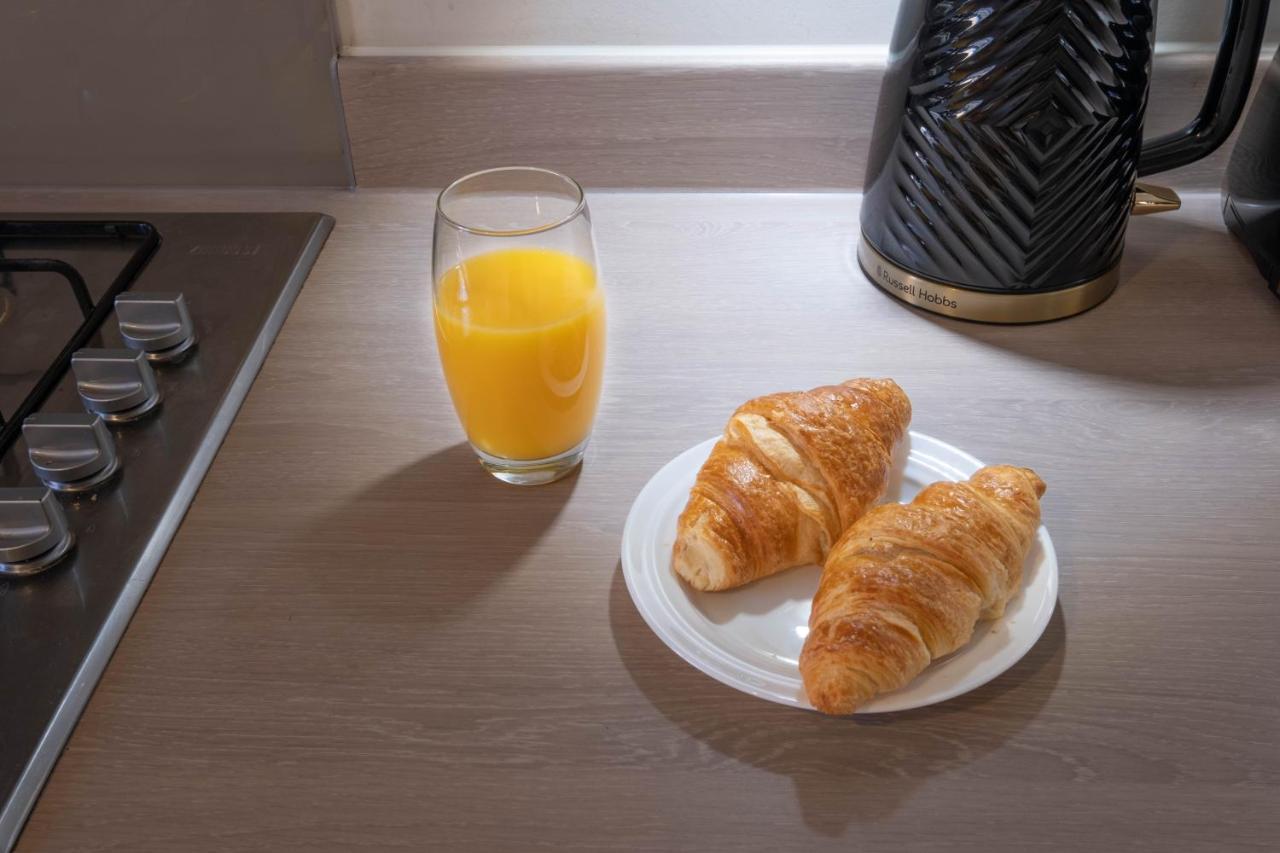 Beautiful And Comfortable Home Away From Home With Free Parking, Fast Wifi And White Crisp Hotel Standard Linen Hosted By Our Home Short Stays Northampton Exteriér fotografie