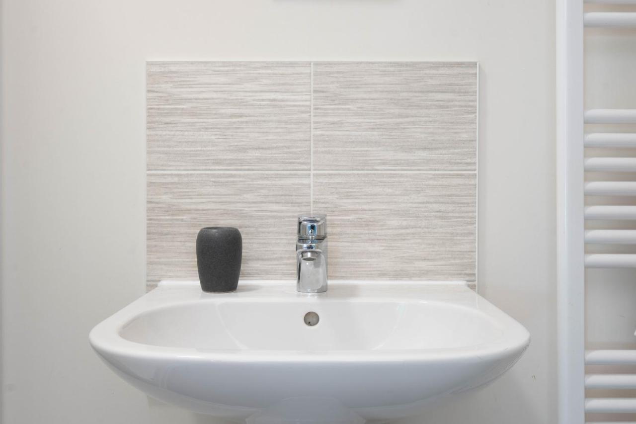 Beautiful And Comfortable Home Away From Home With Free Parking, Fast Wifi And White Crisp Hotel Standard Linen Hosted By Our Home Short Stays Northampton Exteriér fotografie
